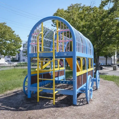 入谷中郷北公園にある馬車の形をした遊具