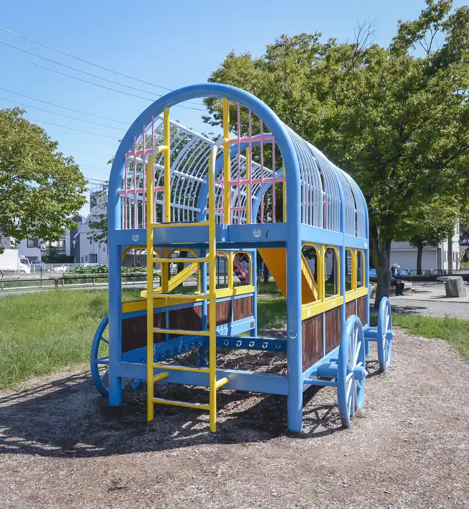 入谷中郷北公園にある馬車の形をした遊具