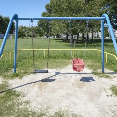 入谷鶴巻ゆうぐ公園にある幼児用ブランコ