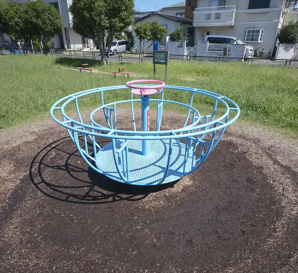 入谷鶴巻ゆうぐ公園にある回転遊具