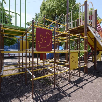 船×恐竜の遊具（陣川戸公園）