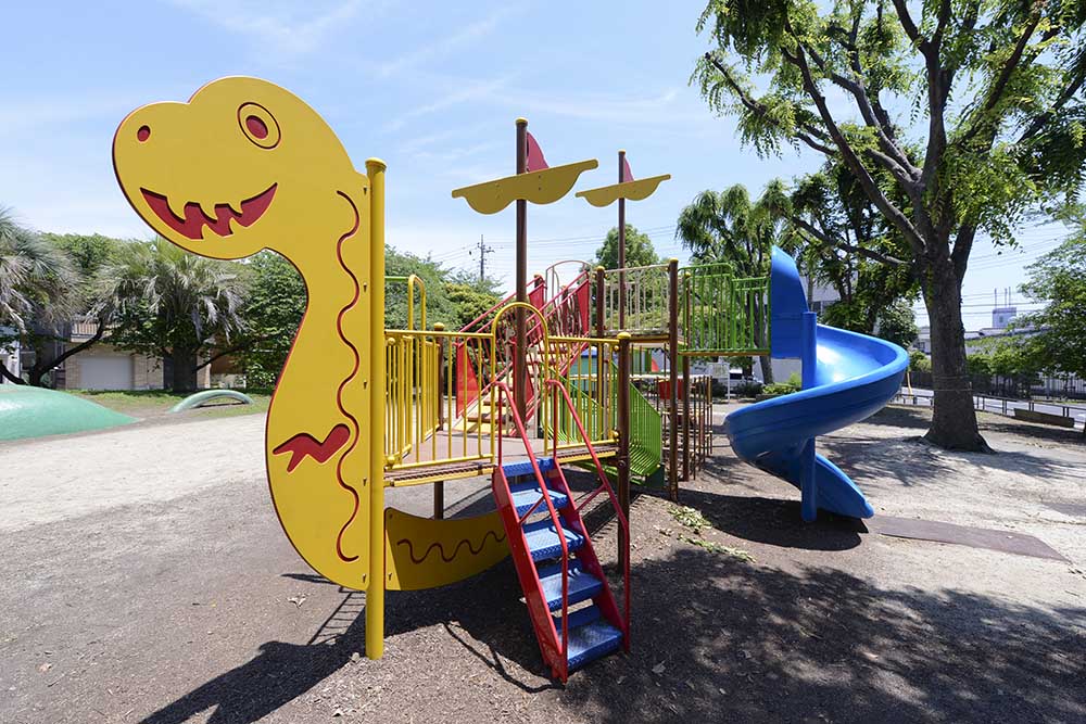 船×恐竜の遊具（陣川戸公園）