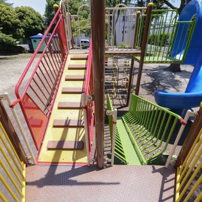 船×恐竜の遊具（陣川戸公園）