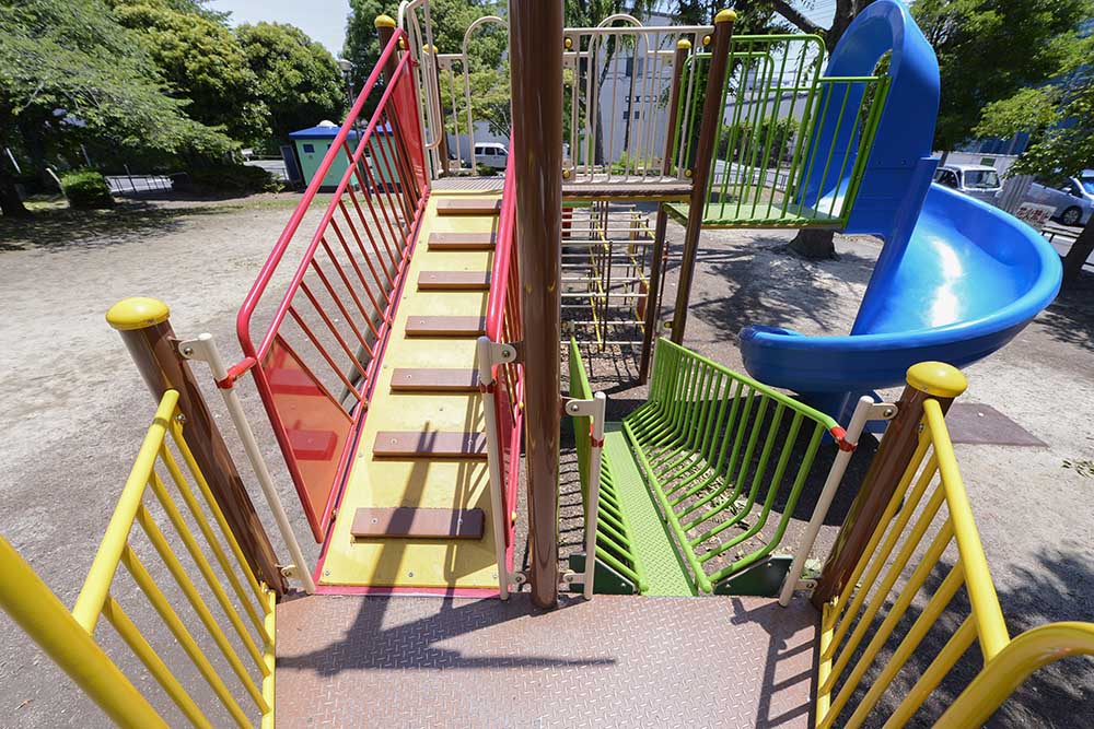 船×恐竜の遊具（陣川戸公園）