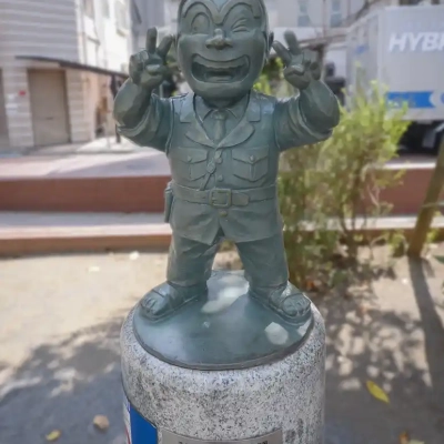 亀有公園にあるこち亀のダブルピース両さん像