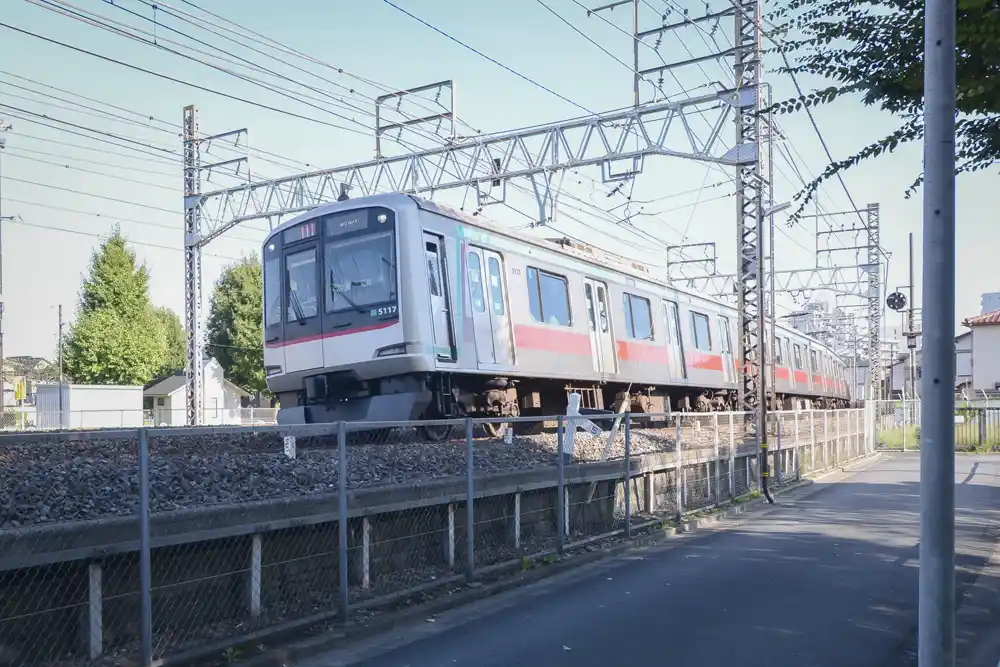 勝田堀公園の近くを通る電車