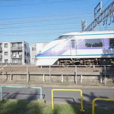 勝田堀公園の近くを通る電車