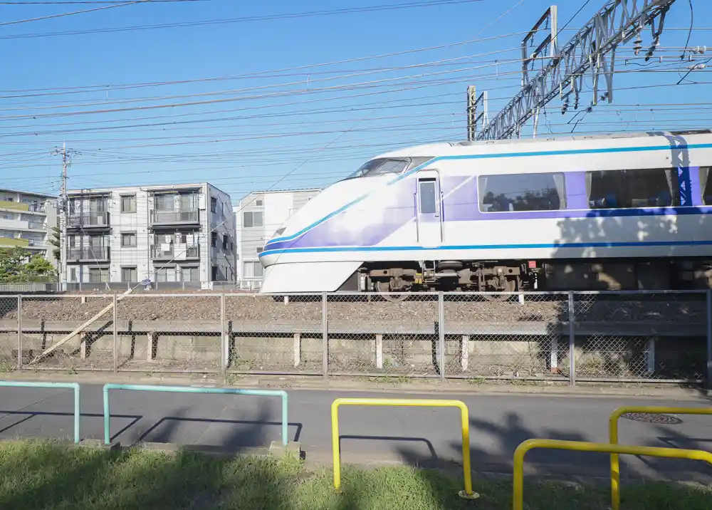 勝田堀公園の近くを通る電車