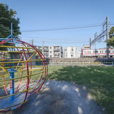勝田堀公園の近くを通る電車