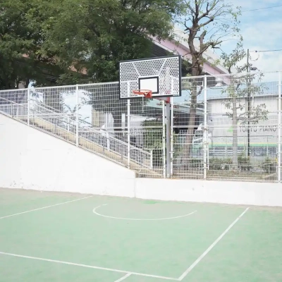 川端第二公園の広場にあるバスケットボールのゴール