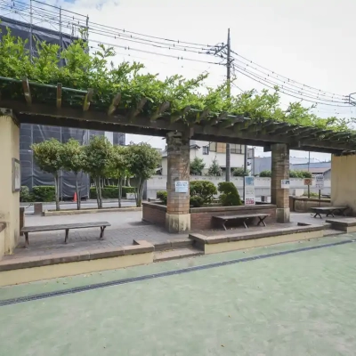 川端第二公園の広場にあるベンチ