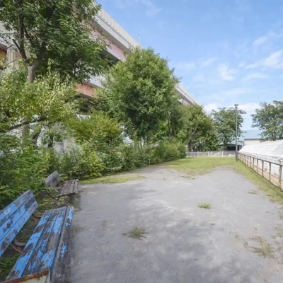 川端第二公園の広場にあるベンチ