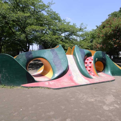 スイカ柄の大きな滑り台（吉右衛門堀公園）