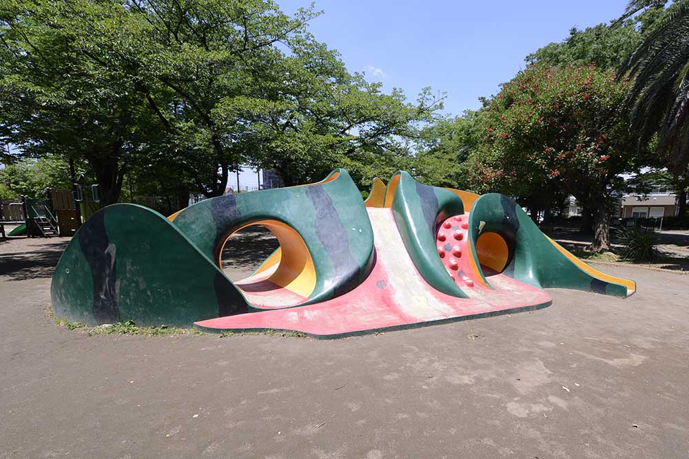 スイカ柄の大きな滑り台（吉右衛門堀公園）