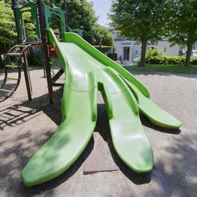 3方向に降りられる滑り台（吉右衛門堀公園）