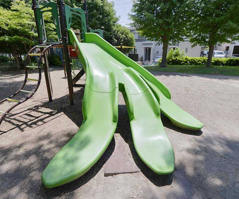 3方向に降りられる滑り台（吉右衛門堀公園）