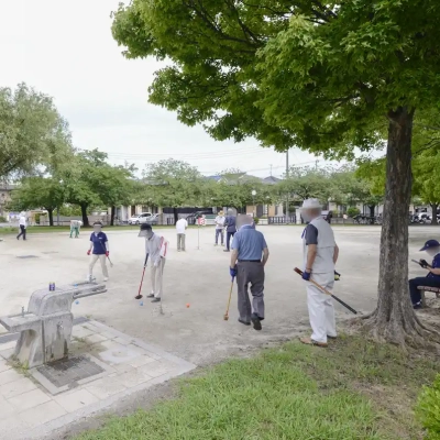 kitakahei-square-3 北加平公園でパターゴルフをする老人