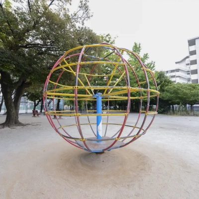 北宮城町公園の回転ジャングルジム
