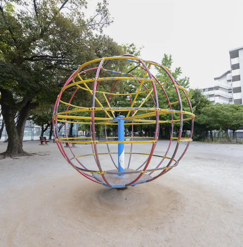 北宮城町公園の回転ジャングルジム