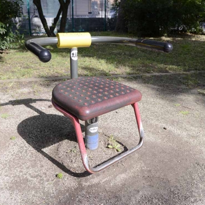 kitasanya-training-1 腰回しイス(北三谷公園)