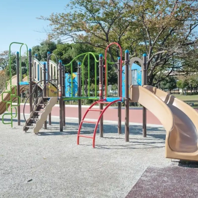 小菅東スポーツ公園の児童コーナーにあるコンビネーション遊具