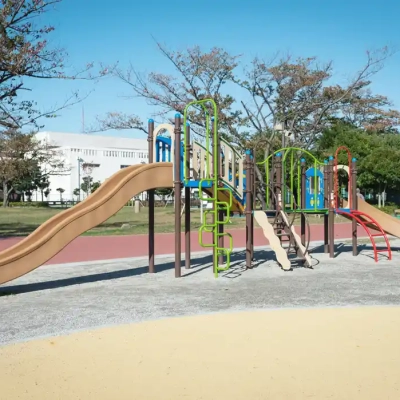 小菅東スポーツ公園の児童コーナーにあるコンビネーション遊具