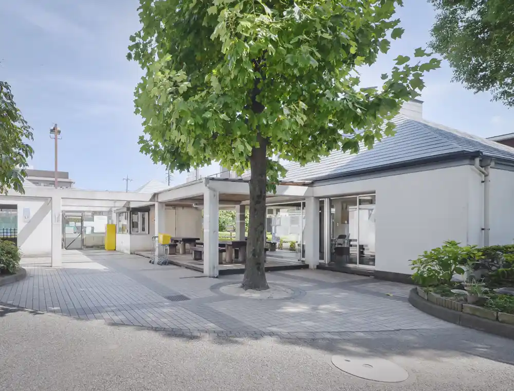 江北公園のテニスコートのプレイヤーズルーム