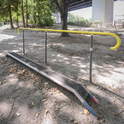 江北公園の手すり付き平均台