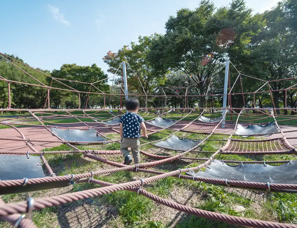 水元公園の雑木の丘エリア】大型遊具と林道の散策が楽しめる穴場スポット｜ピクニックもおすすめ