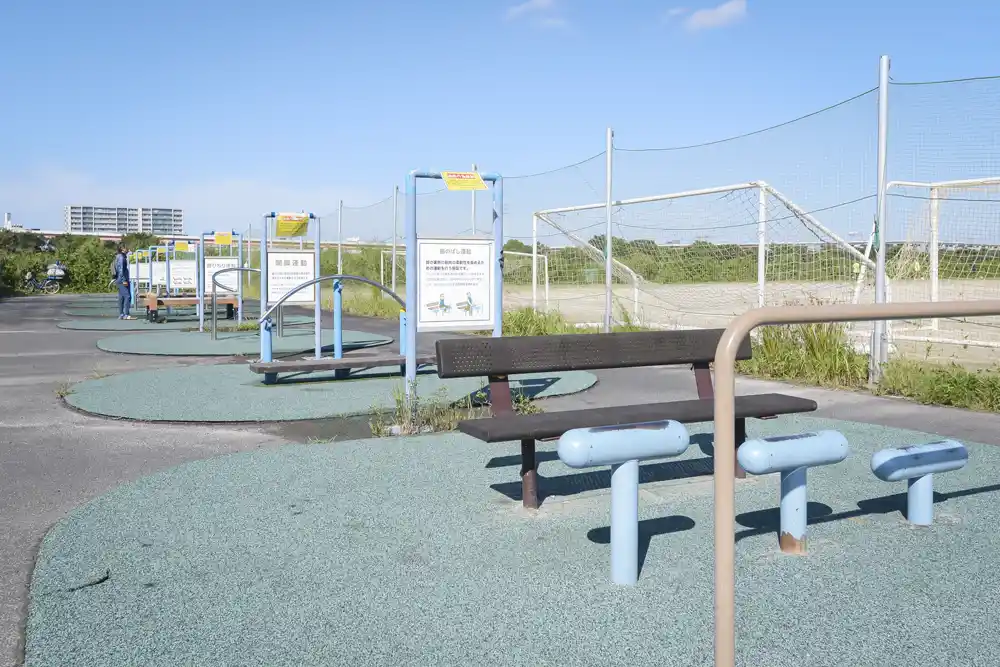 荒川区少年運動場多目的広場にあるトレーニング器具