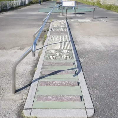 荒川区少年運動場多目的広場にある足ツボ歩道