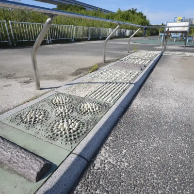 荒川区少年運動場多目的広場にある足ツボ歩道