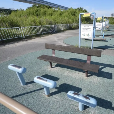 荒川区少年運動場多目的広場にある脚のばし運動器具