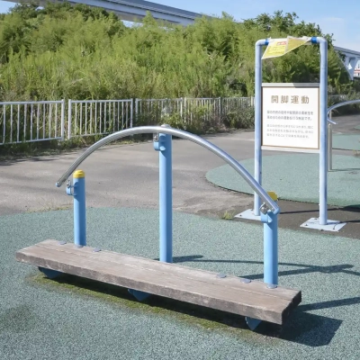 荒川区少年運動場多目的広場にある開脚運動器具