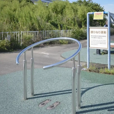 荒川区少年運動場多目的広場にある腰ひねり運動器具