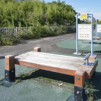 荒川区少年運動場多目的広場にあるストレッチ器具