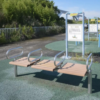 荒川区少年運動場多目的広場にある脚上げ・腹筋運動器具