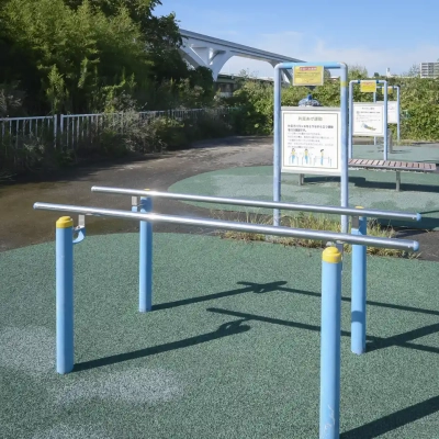 荒川区少年運動場多目的広場にある片足上げ運動器具
