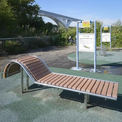 荒川区少年運動場多目的広場にある背伸ばし運動器具