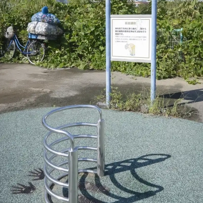 荒川区少年運動場多目的広場にある前屈運動器具