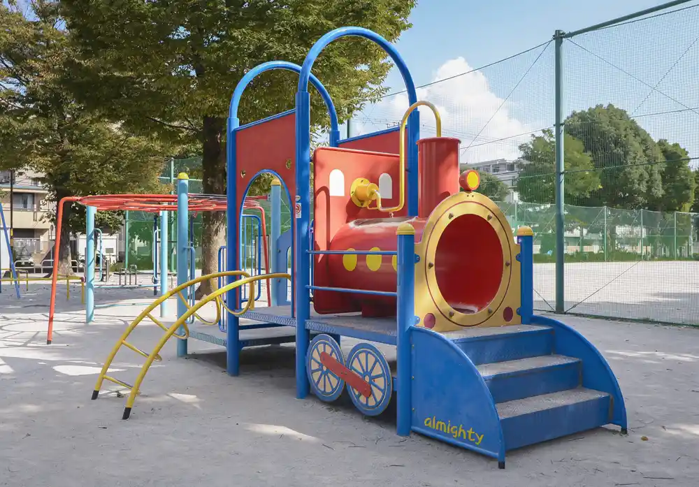 葛飾区中道公園にある汽車風のコンビネーション遊具