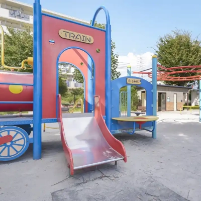 葛飾区中道公園にある汽車風のコンビネーション遊具