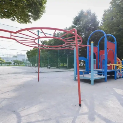 葛飾区中道公園にある汽車風のコンビネーション遊具