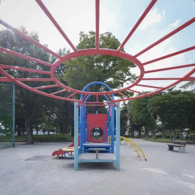 葛飾区中道公園にある汽車風のコンビネーション遊具