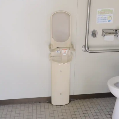 葛飾区中道公園のトイレにあるベビーチェアー