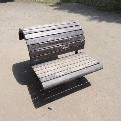 背伸ばしベンチ（西新井さかえ公園）