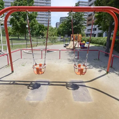 幼児用ブランコ（西新井さかえ公園）