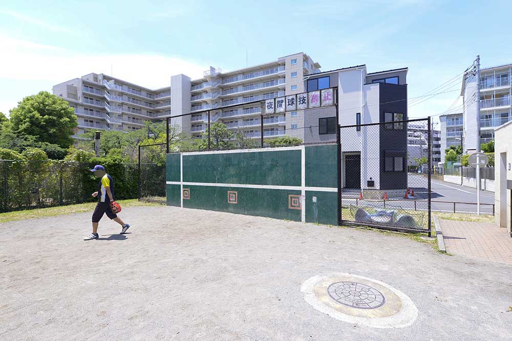 nishihokima-playground-equipment-9 球技用の壁打ちボード(西保木間公園)