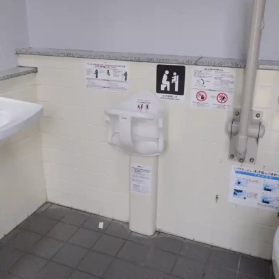 西中第一公園のトイレにあるベビーチェアー