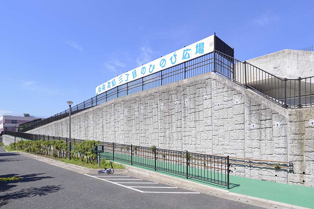 広場入り口（中央本町三丁目のびのび広場）